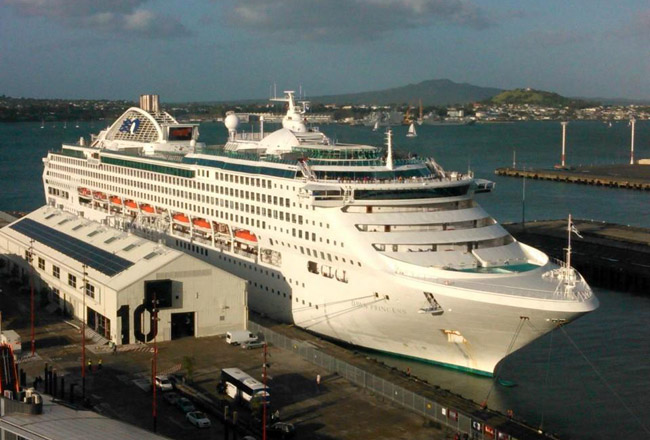 cruise ship docking in auckland