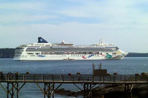 cruise ships arriving in seattle today