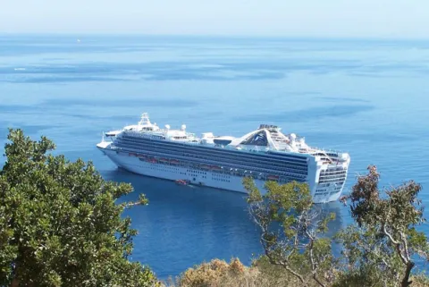 cruise ships arriving in seattle today