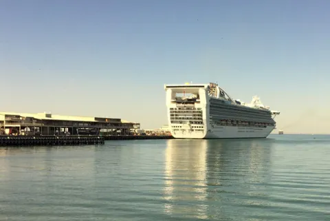 cruise ships docking in circular quay