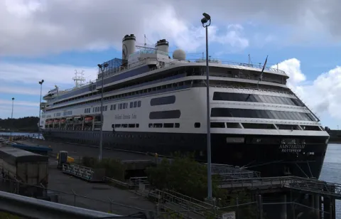 cruise ships arriving in seattle today