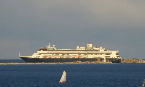 cruise ships docked in glasgow today