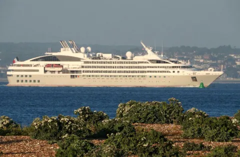 cruise ships docked in glasgow today