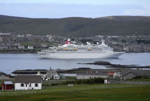 cruise ships docked in glasgow today