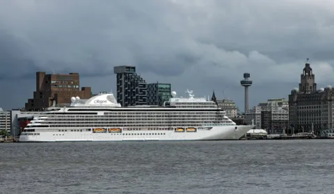 cruise ships docked in glasgow today