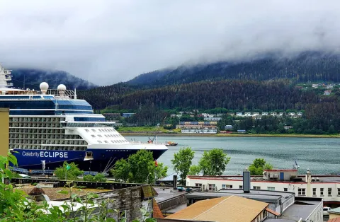 cruise ships arriving in seattle today