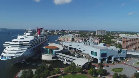 cruise ships arriving in seattle today