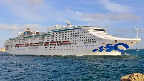 cruise ships docking in circular quay